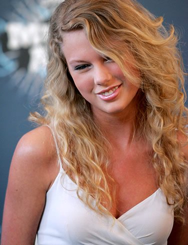 taylor swift ugly teeth. Not very zombie-like at all.